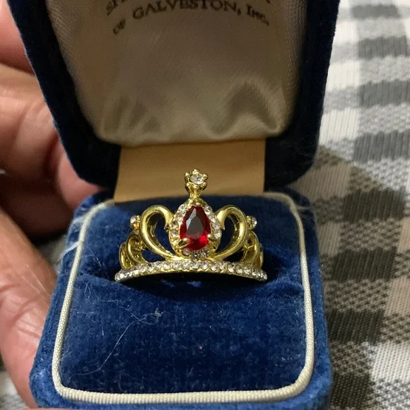 Tiara Princess Crown Ruby Gold Tone Ring size 6 - Picture 3 of 3
